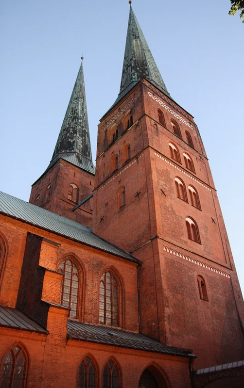 Blick von unten auf beide Türme des Doms zu Lübeck