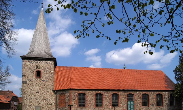 Außenansicht von St. Johannis Siebeneichen von der Seite