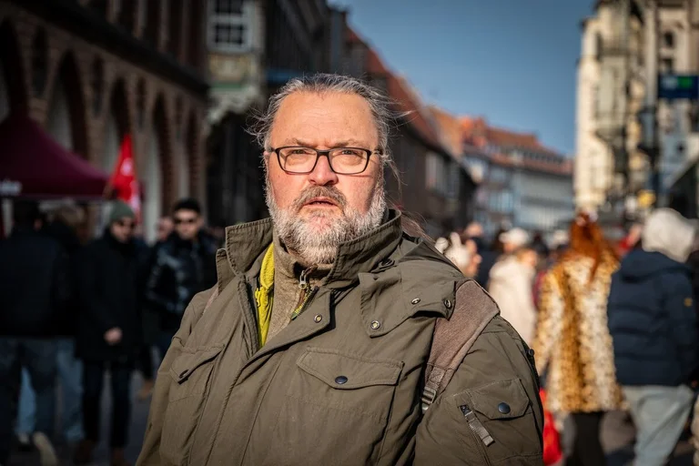 Ein Mann steht in der Stadt 