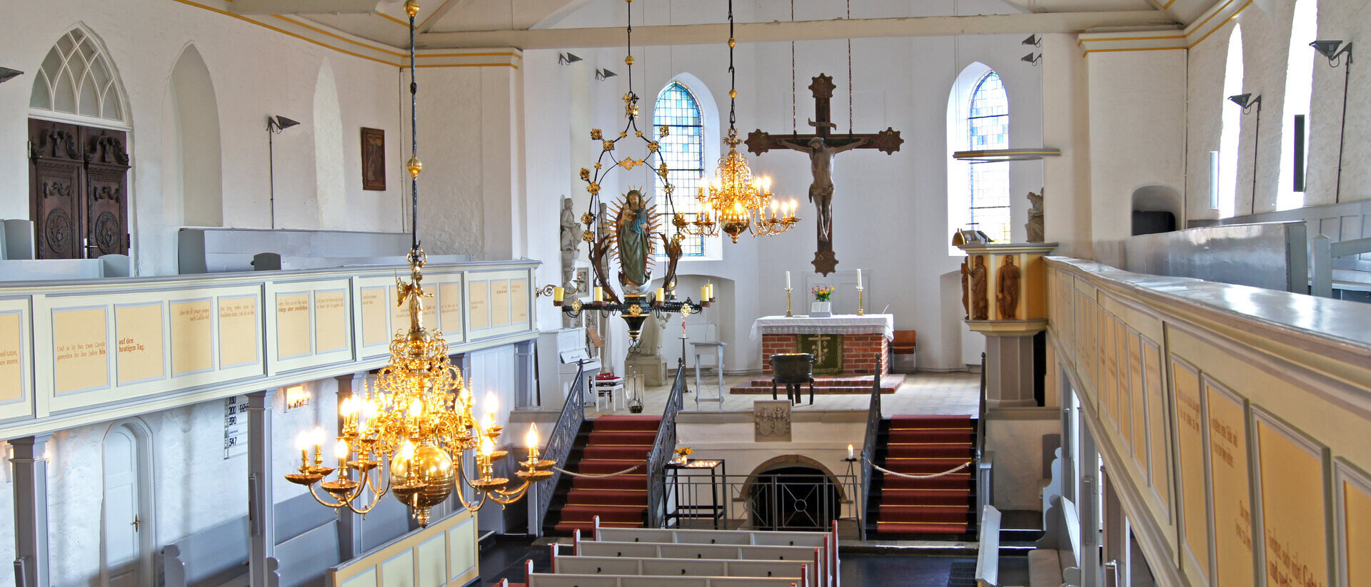 Altar und Kreuz der Maria-Magdalenen-Kirche Lauenburg