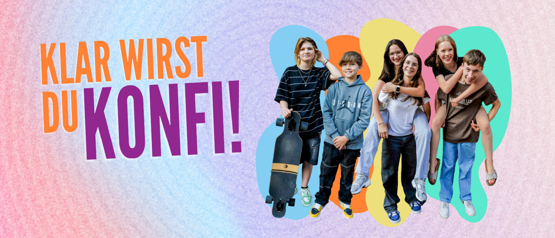 Ein pastellfarbener Hintergrund, links Text in Orange und Lila:KLAR WIRST DU KONFI, rechts eine Gruppe Jugendlicher