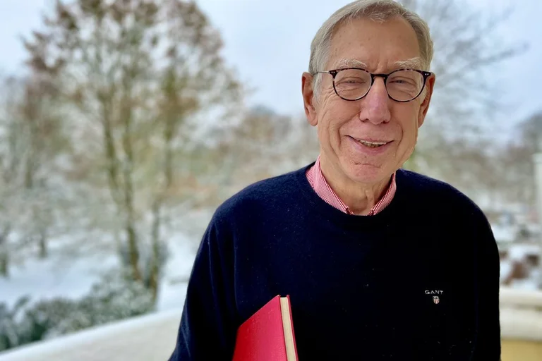 Ein Mann schaut in die Kamera. 