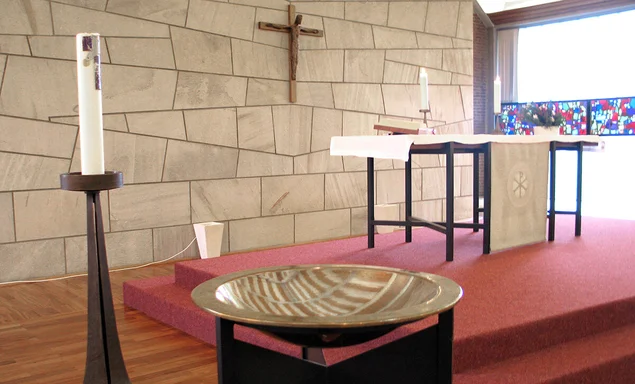 Seitlicher Blick auf den Altar und das Taufbecken der Auferstehungskirche