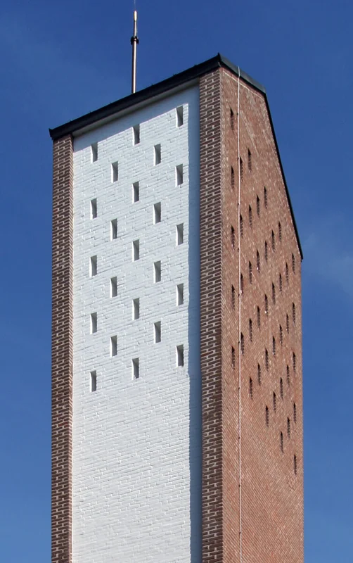 Blick von unten auf den Glockenturm der Auferstehungskirche