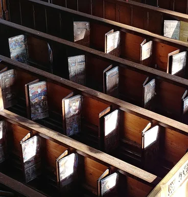Gebetbuchfächer im Kastengestühl: Zu sehen sind die Andachts- und Erbauungsblättchen, aus dem 17. Jahrhundert, in den Gebetbuchfächern der St.-Jakobi-Kirche