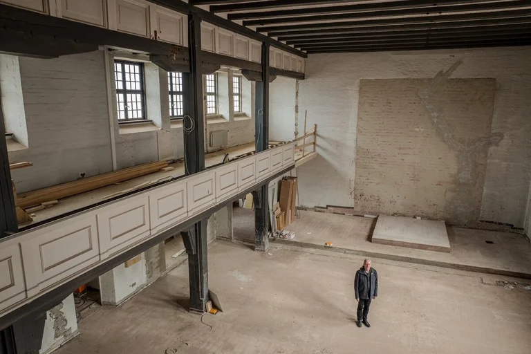 Ein Mann in einer entkernten Kirche