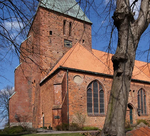 Seitliche Außenansicht der St.-Nicolai-Kirche Mölln