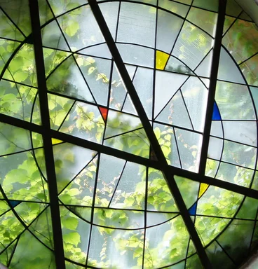 Ein grünes, rundes Kirchenfenster in St. Philippus