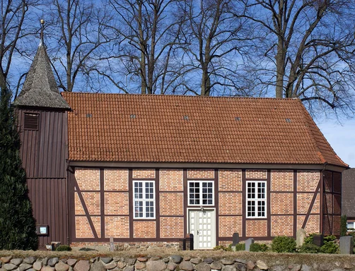 Außenansicht der St.-Marien-Kirche Worth von der Seite