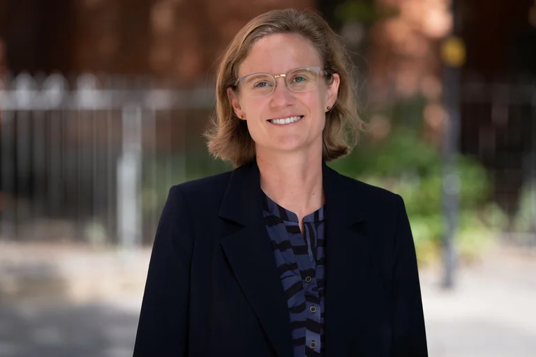 Eine Frau lächelt in die Kamera