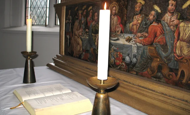 Blick auf den Altar und historisches Altarbild der St.-Jürgen-Kapelle