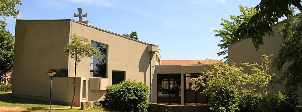 Blick auf die Kreuzkirche mit Garten