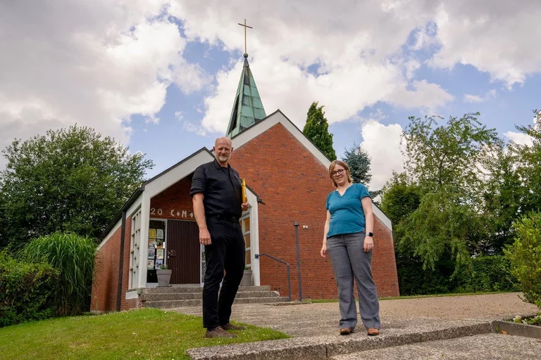 Zwei menschen vor einer Kirche