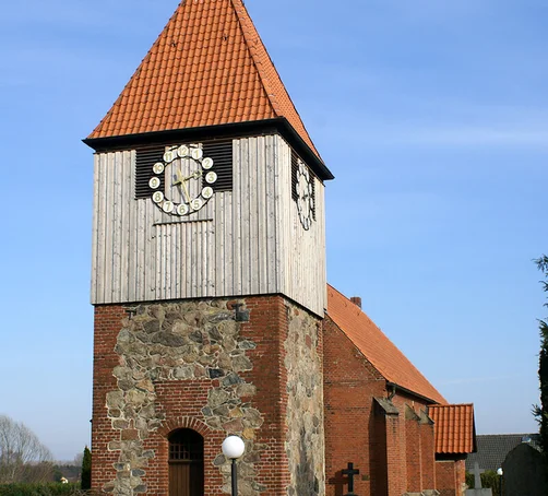 Außenansicht der Pötrauer Kirche