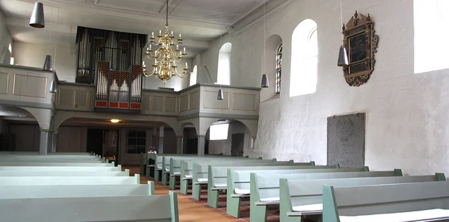 Blick vom Altarraum auf Empore und Orgel von St. Georg auf dem Berge