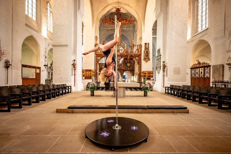 Anke Kestermann gibt eine Kostprobe ihres Könnens im leergeräumten Dom.