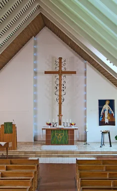 Blick von der Empore in den Innenraum der St.-Stephanus-Kirche