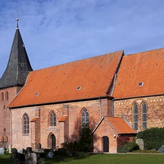 Außenansicht der St.-Willehad-Kirche in Groß Grönau von der Seite