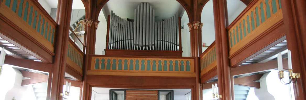 Empore und Orgel der Elisabeth-Kirche in Brunstorf