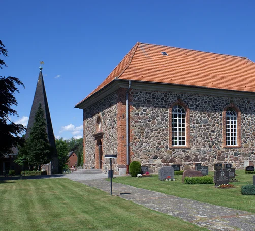 Außenansicht der St.-Andreas-Kirche in Sahms von der Seite