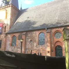 St.-Andreas-Kirche mit Fischerboot vor der Kirche
