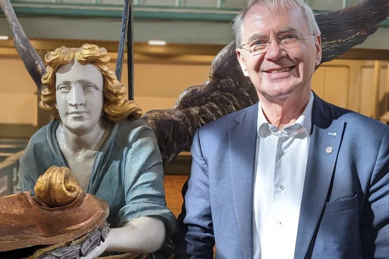 Ein Mann lächelt frontal in die Kamera. 