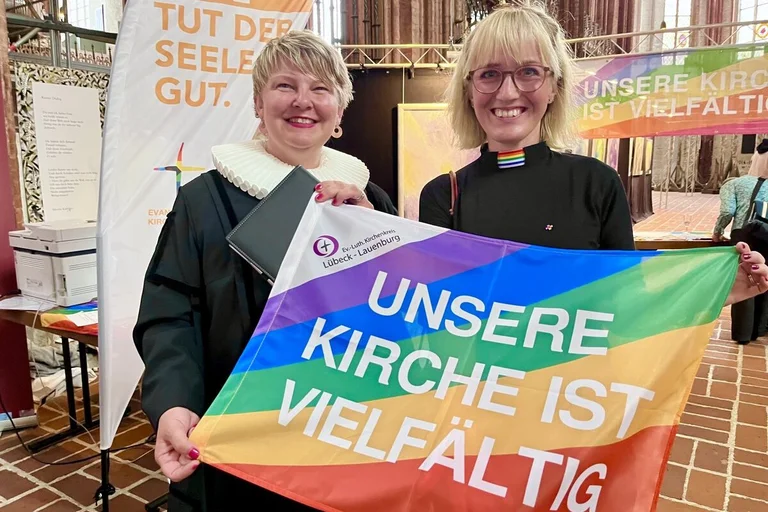 Zwei Frauen in einer Kirche