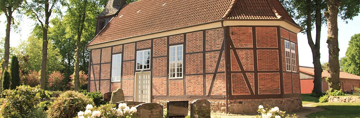 Ansicht der St.-Marien-Kirche Worth mit umliegendem Friedhof