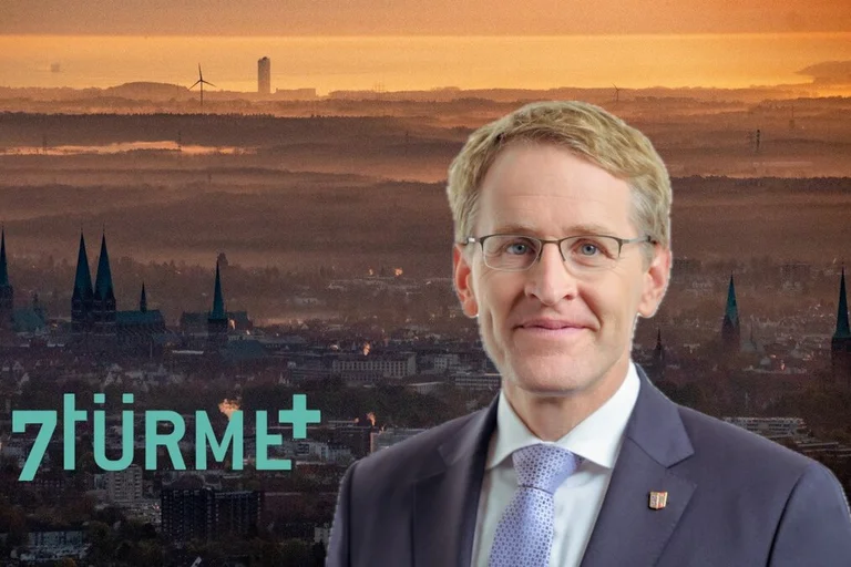 Ministerpräsident Daniel Günther mit den sieben Türmen Lübecks im Hintergrund.
