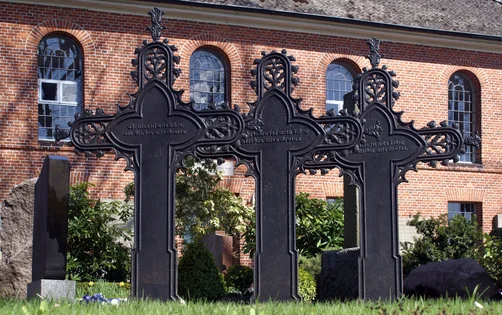 Metallkreuze vor der St.-Nikolai-Kirche Hohenhorn