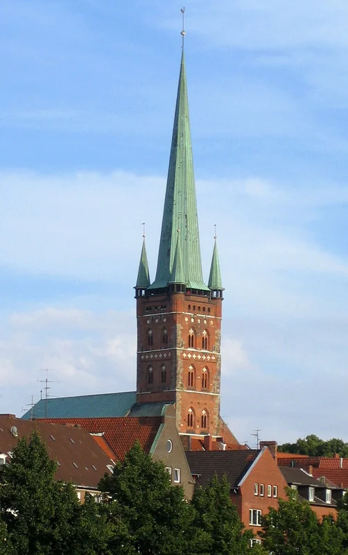 Der Turm von St. Petri Lübeck überragt die Lübeck Dächer