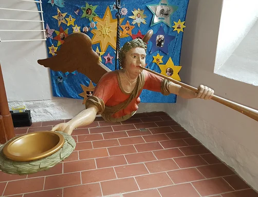 Der Taufengel in der Elisabeth-Kirche in Brunstorf.