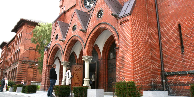 Der Eingang der St.-Matthäi-Kirche