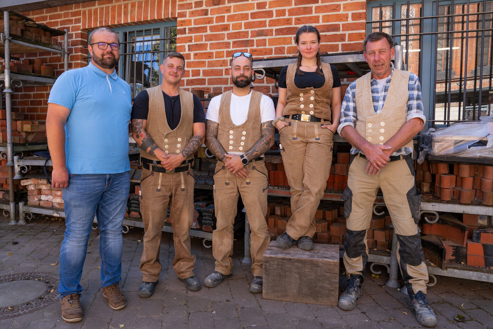 Mehrere Personen, davon einige in Handwerkerkleidung.
