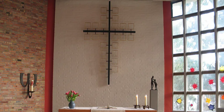 Der Altar und das Altarkreuz in St. Martin