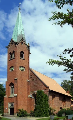 Außenansicht der St.-Clemens-St.-Katharinen-Kirche in Seedorf