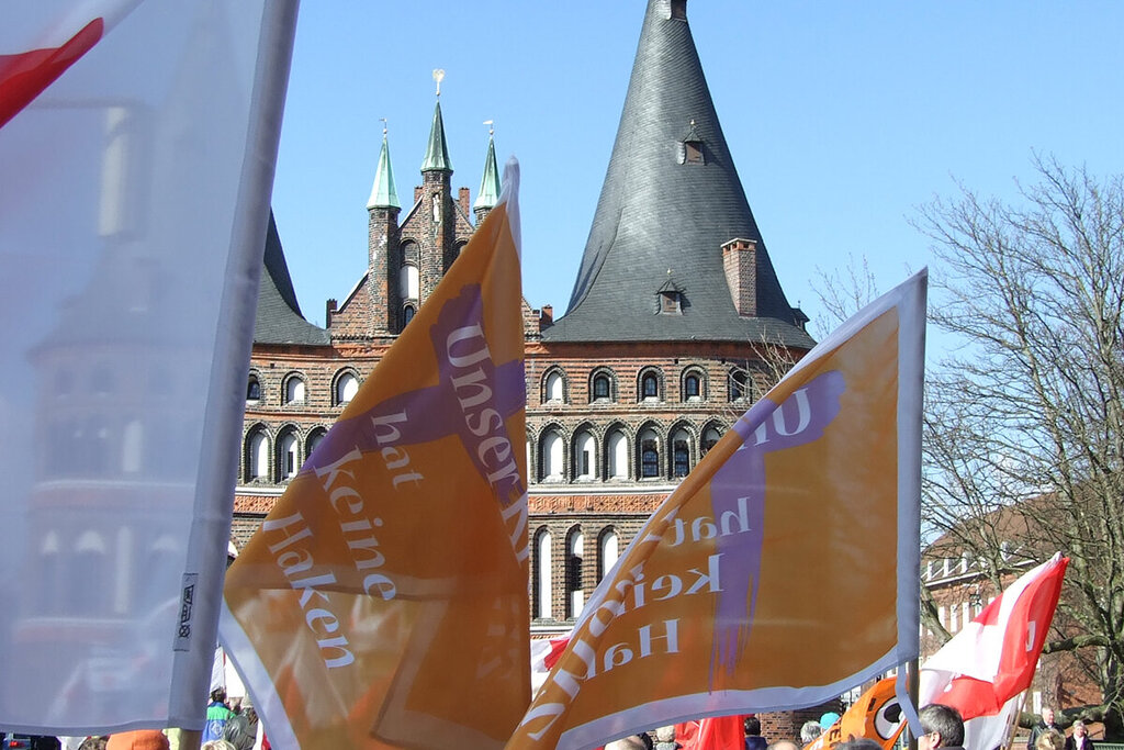 Fahnen vor dem Holstentor Lübeck