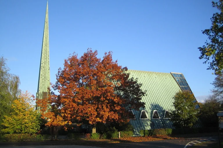 Eine Kirche im Herbst 