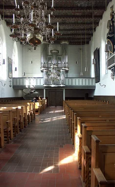 Blick vom Altarbereich auf die Empore mit Orgel in St. Lorenz Travemünde