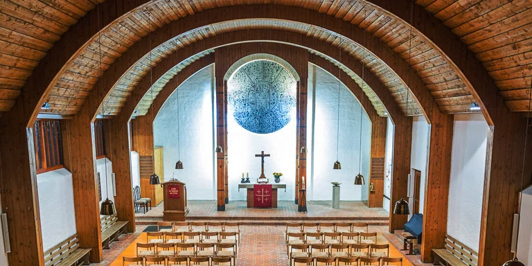 Raum unter Bretter-Tonnengewölbe, unten Stuhlreihen