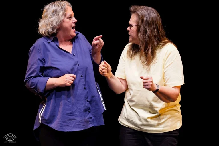 zwei Frauen im Gespräch