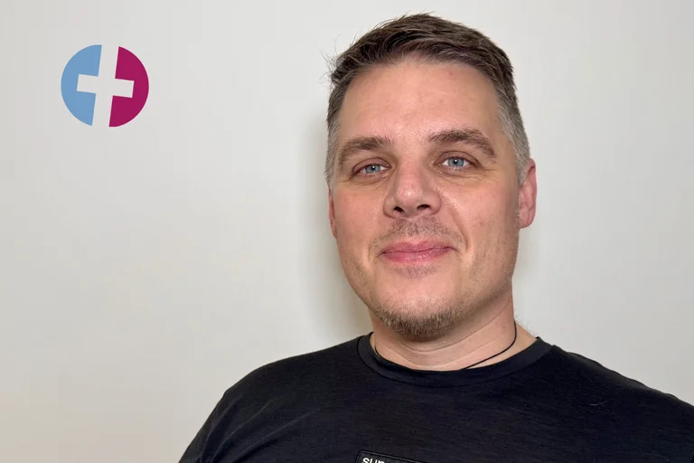 Ein Mann mit kurzen Haaren blickt in die Kamera.