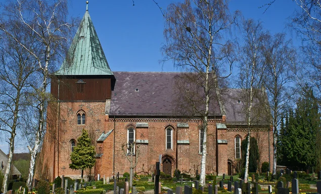 Außenansicht der St.-Johannis-Kirche in Krummesse, von der Seite