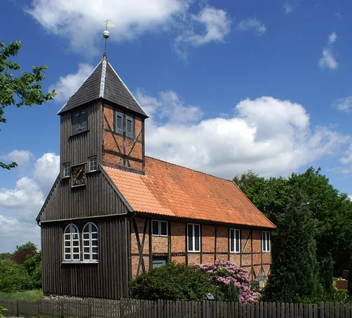 Außenansicht der St.-Anna-Kirche in Niendorf