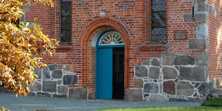 Blick auf die Eingangstür in St. Georg