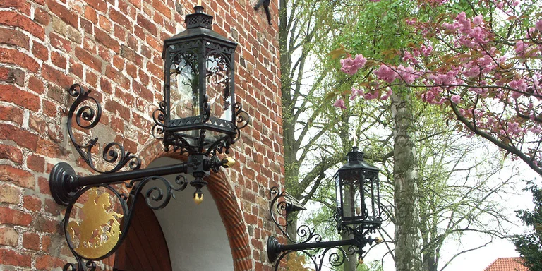 Laternen-Ausleger an der Eingangs-Mauer der St-Jürgen-Kapelle