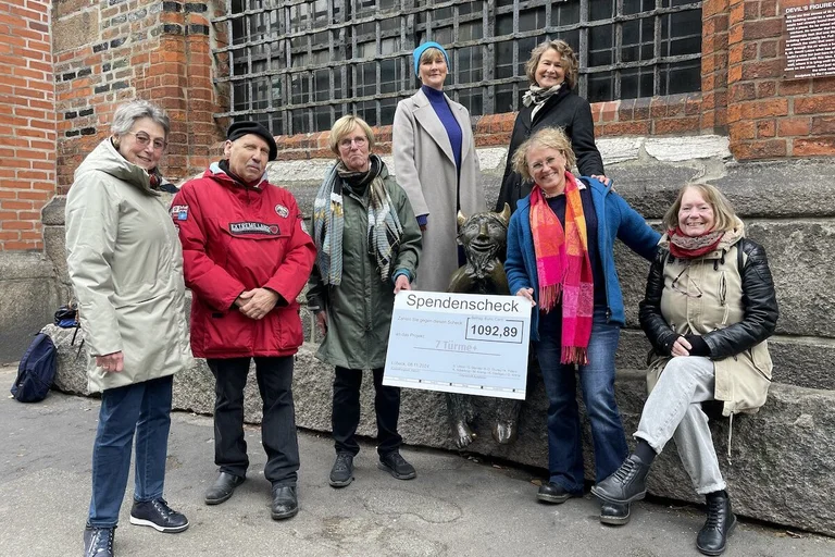 Menschen vor einer Kirche