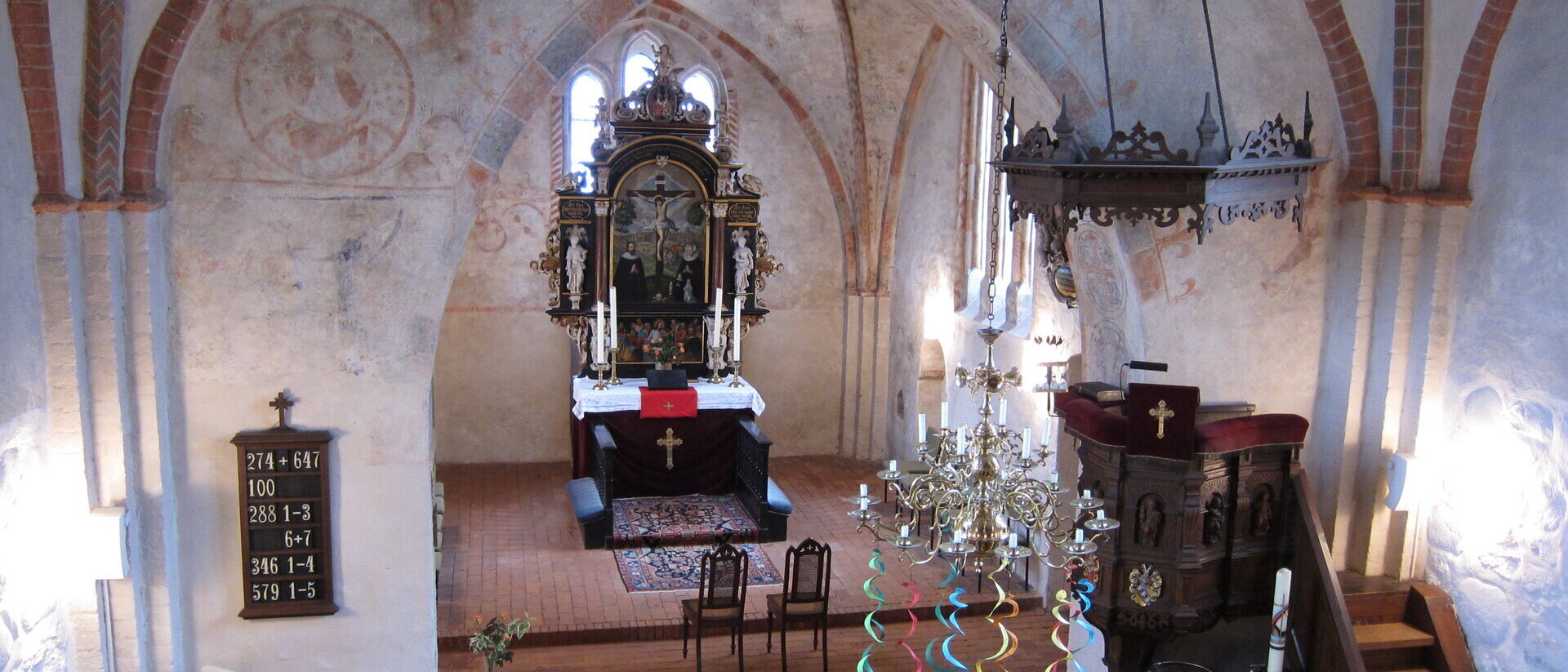 Innenansicht der Kirche in Behlendorf, Blick auf Altar und Kanzel