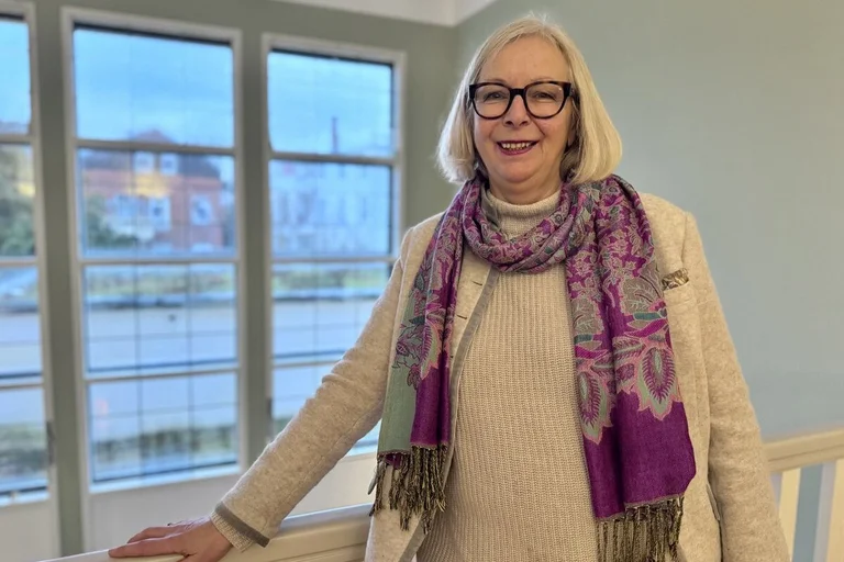 Eine Frau schaut in die Kamera