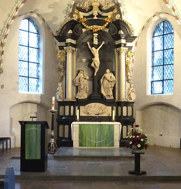 Blick auf den Altarbereich in St. Georg